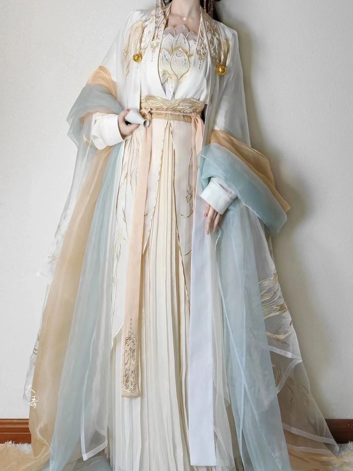 Golden Feather Song-Style Hanfu Set, Wuxia Inspired Embroidered Wide Sleeve Ruqun with Pibo Shawl