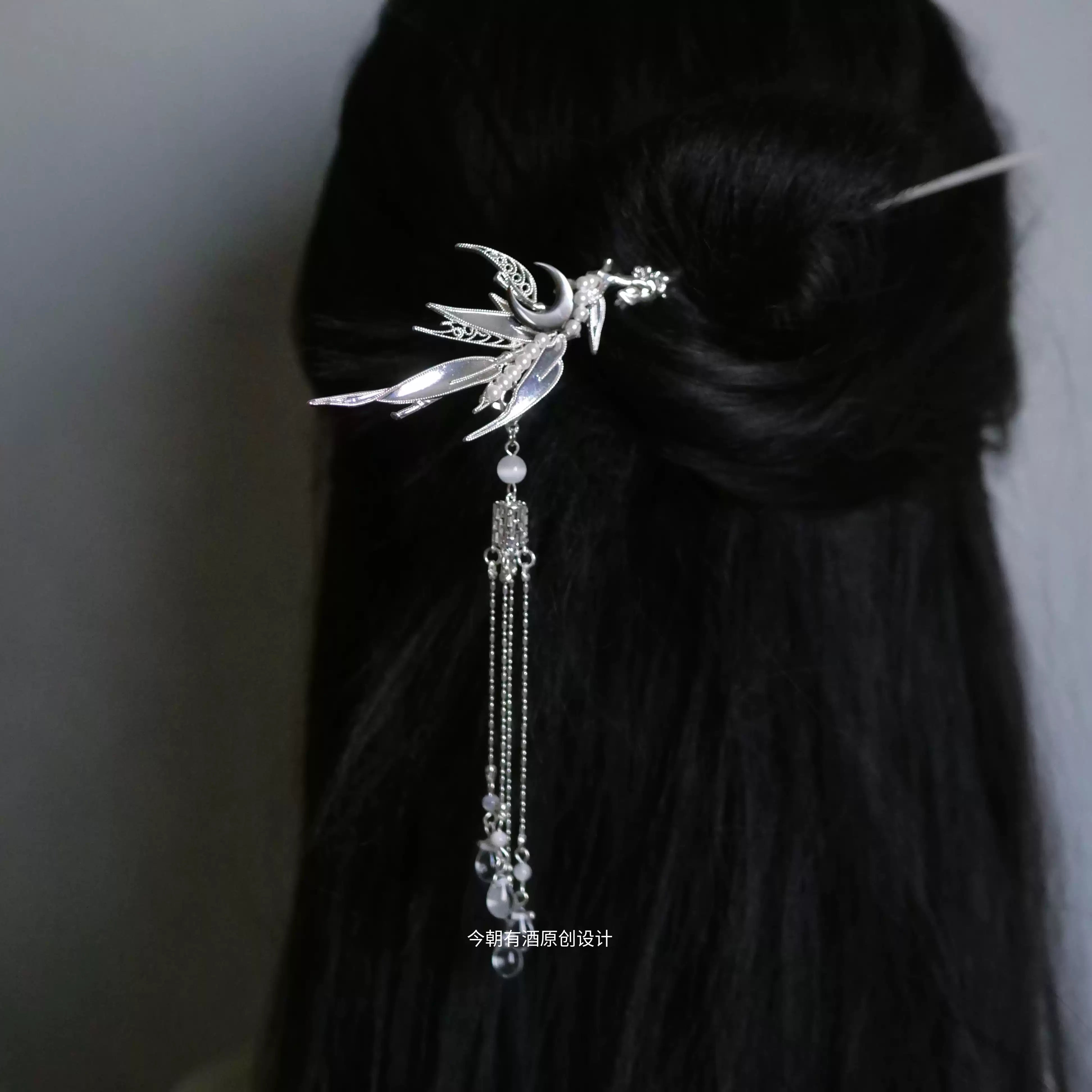 Moon Bamboo Hair Pin – Traditional Inspired Mother-of-Pearl Tassel Hair Accessory