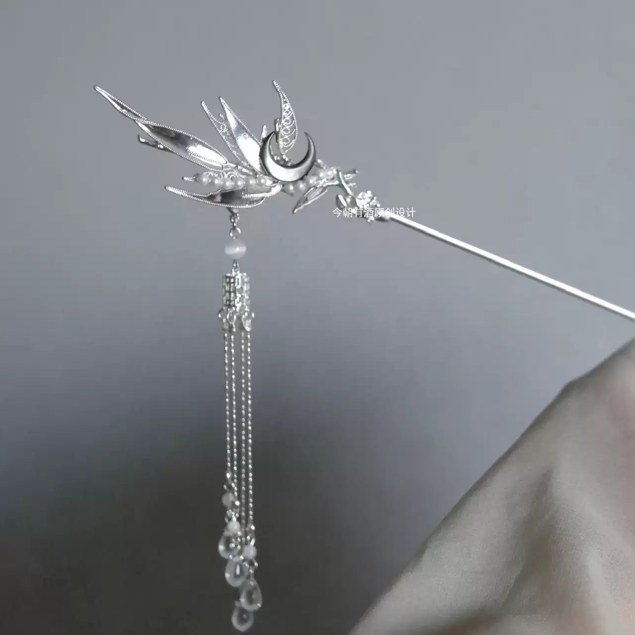 Moon Bamboo Hair Pin – Traditional Inspired Mother-of-Pearl Tassel Hair Accessory