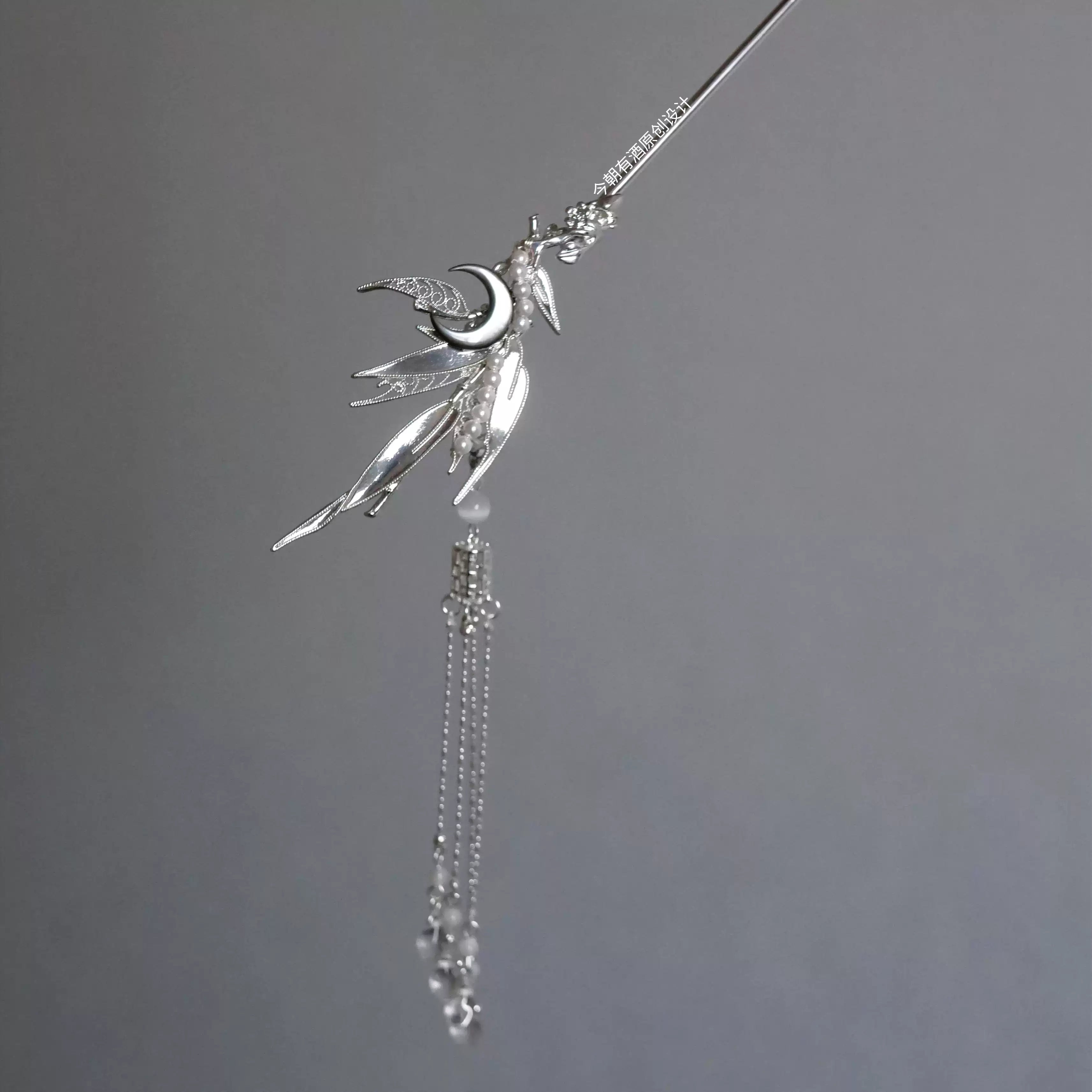 Moon Bamboo Hair Pin – Traditional Inspired Mother-of-Pearl Tassel Hair Accessory